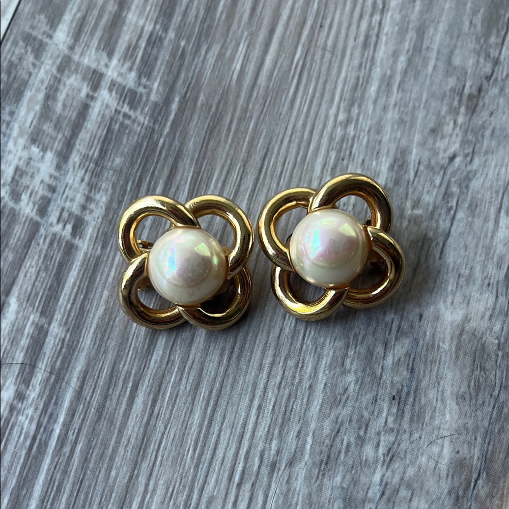 Christian Dior Vintage 1980s Interlocked White Round Pearl Flower Clip Earrings